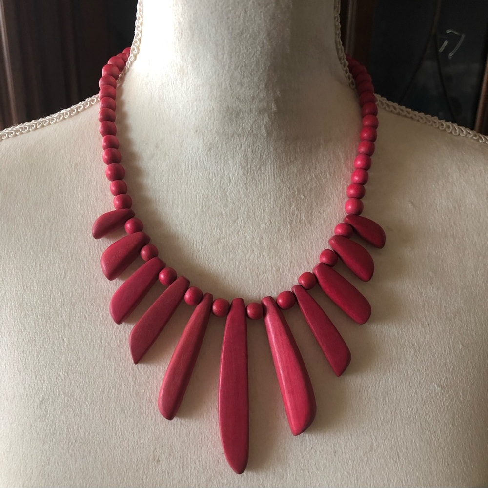 Vintage deep fuchsia wood bead necklace - Picture 2 of 9